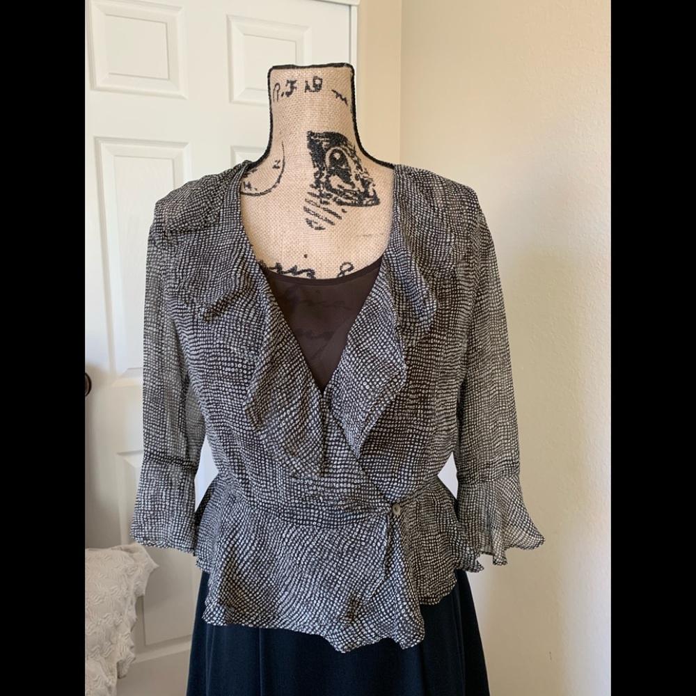 JNY 2 pc blouse w ruffles. Excellent